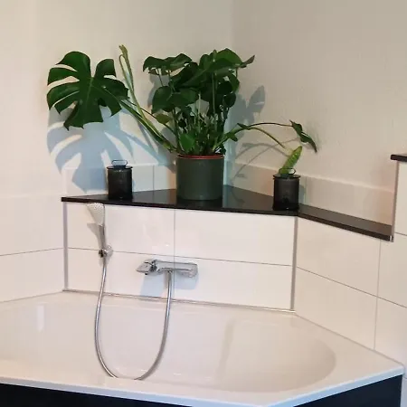 Gemuetliche Auszeit - Keine Monteure!nur 50m Zum Hauptbahnhof, Ruhig, Parterre, Zentral, Hunde Willkommen, Kinderausstattung Vorhanden Apartment *