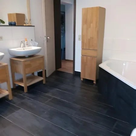 Gemuetliche Auszeit - Keine Monteure!nur 50m Zum Hauptbahnhof, Ruhig, Parterre, Zentral, Hunde Willkommen, Kinderausstattung Vorhanden *